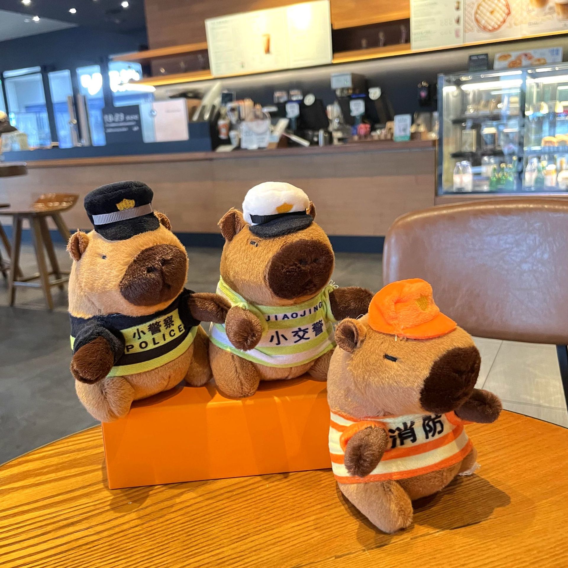 毛绒水豚消防员钥匙扣挂件创意卡通卡皮巴拉书包挂饰情侣小礼品